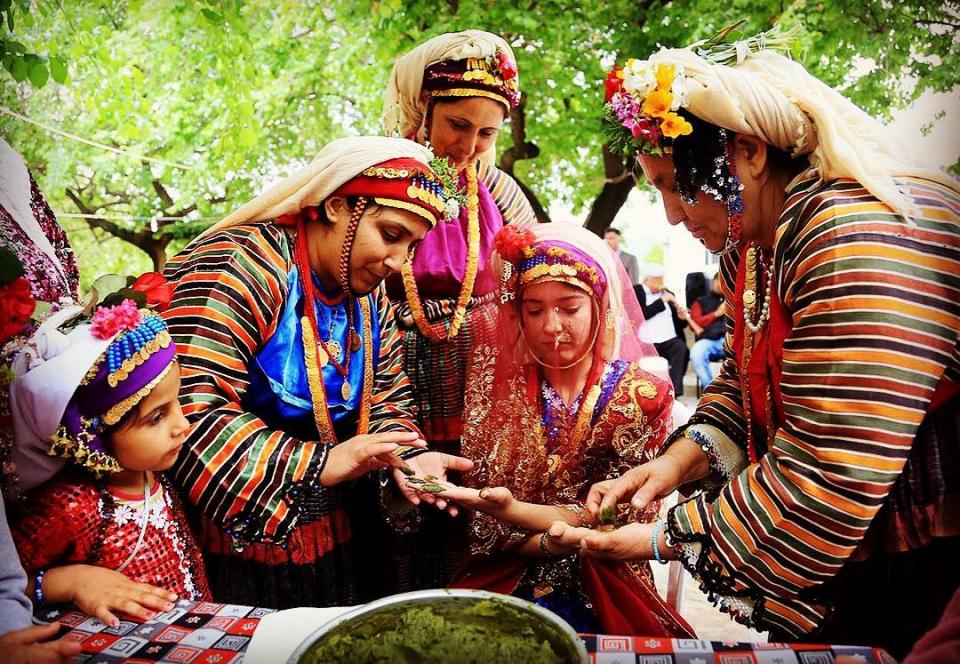 Muğla’nın Milas ilçesi köylerinden Çomakdağ Köyü Kadınları Kına Yakarken